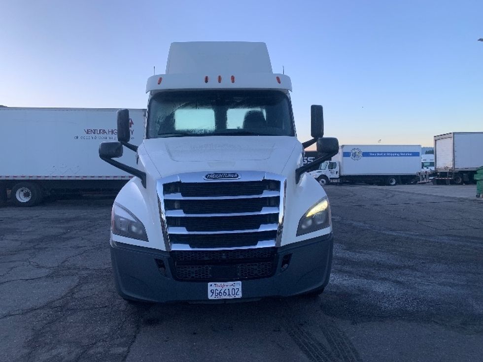 Day Cab Tractor-Heavy Duty Tractors-Freightliner-2018-T12664ST-Torrance-CA-361,044\n\t\tmiles-$ 43,750 - Image 2