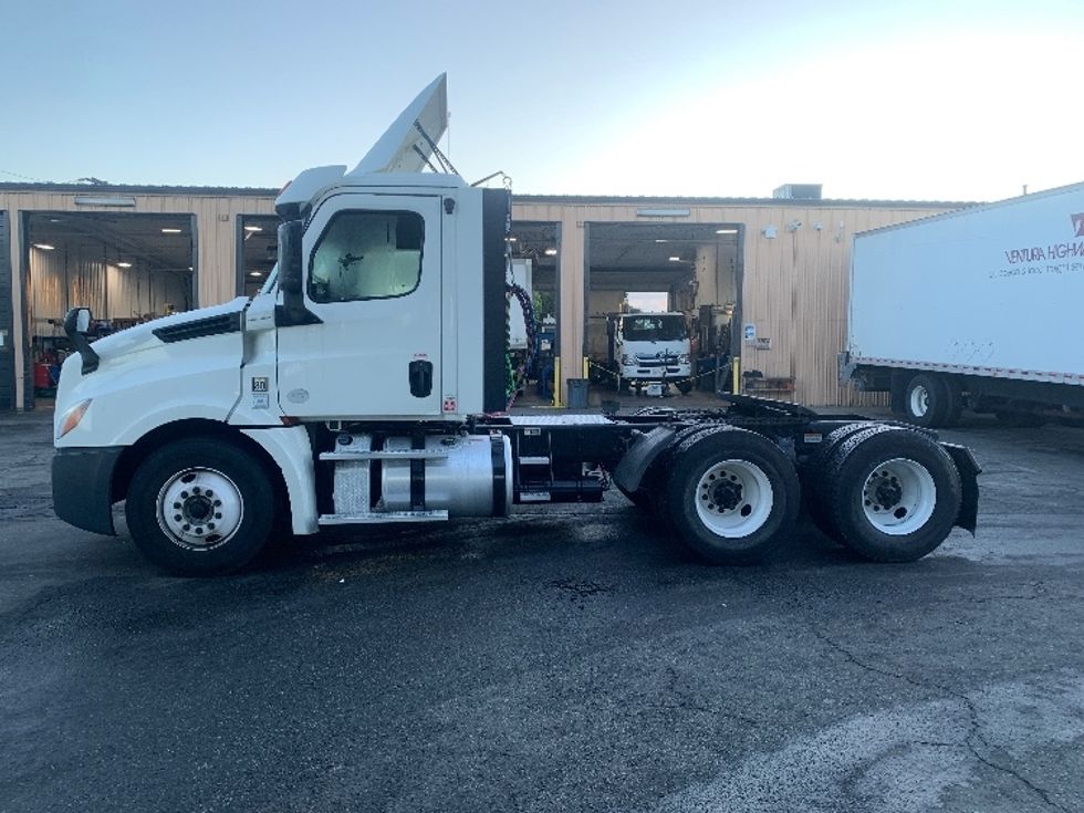 Day Cab Tractor-Heavy Duty Tractors-Freightliner-2018-T12664ST-Torrance-CA-361,044\n\t\tmiles-$ 43,750 - Image 4