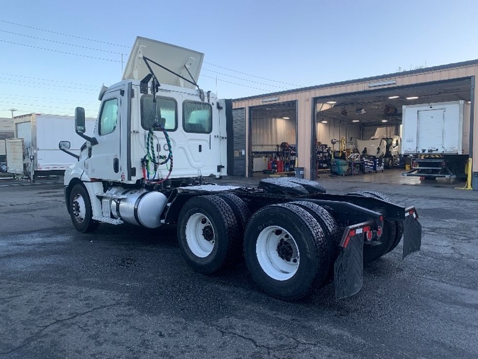 Day Cab Tractor-Heavy Duty Tractors-Freightliner-2018-T12664ST-Torrance-CA-361,044\n\t\tmiles-$ 43,750 - Image 5
