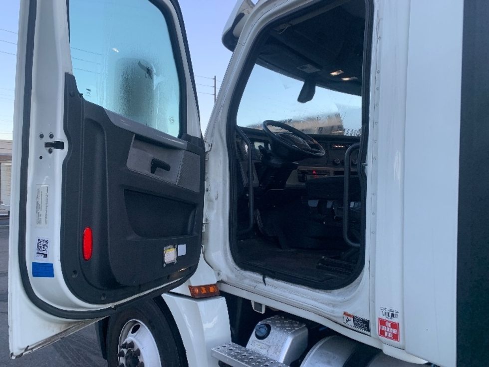 Day Cab Tractor-Heavy Duty Tractors-Freightliner-2018-T12664ST-Torrance-CA-361,044\n\t\tmiles-$ 43,750 - Image 9