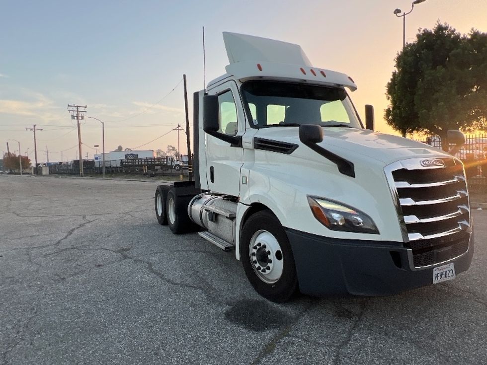 Day Cab Tractor-Heavy Duty Tractors-Freightliner-2018-T12664ST-Torrance-CA-364,172\n\t\tmiles-$ 44,750 - Image 1