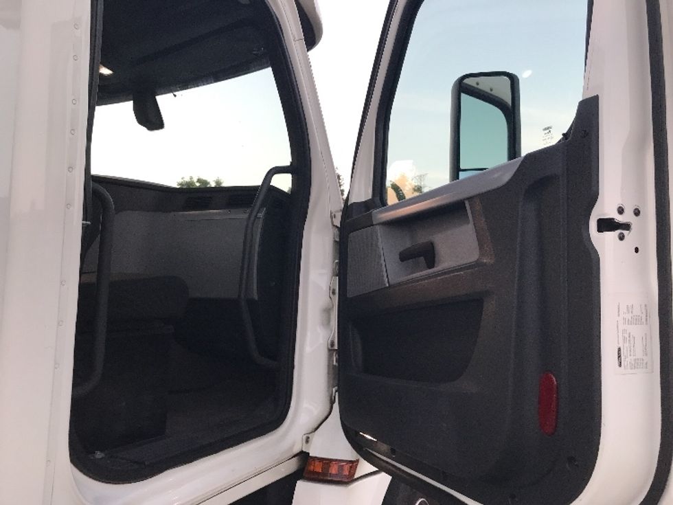 Day Cab Tractor-Heavy Duty Tractors-Freightliner-2018-T12664ST-Torrance-CA-364,172\n\t\tmiles-$ 44,750 - Image 12