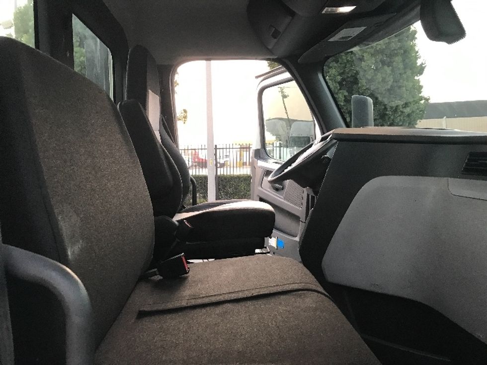 Day Cab Tractor-Heavy Duty Tractors-Freightliner-2018-T12664ST-Torrance-CA-364,172\n\t\tmiles-$ 44,750 - Image 14