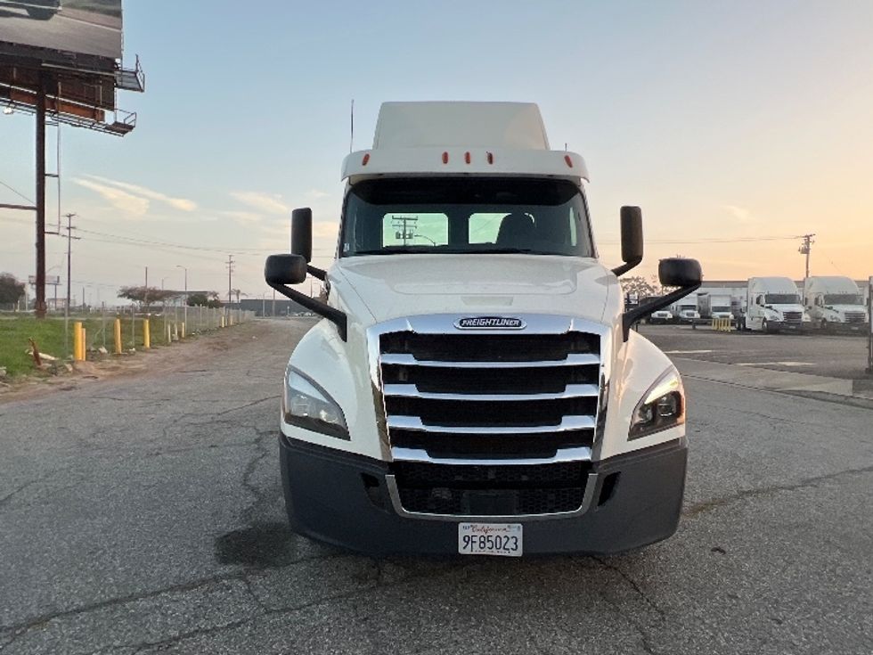 Day Cab Tractor-Heavy Duty Tractors-Freightliner-2018-T12664ST-Torrance-CA-364,172\n\t\tmiles-$ 44,750 - Image 2