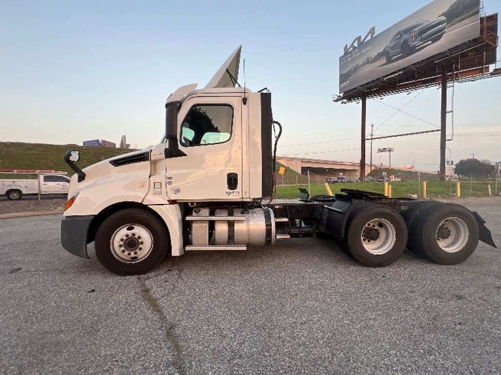 Day Cab Tractor-Heavy Duty Tractors-Freightliner-2018-T12664ST-Torrance-CA-364,172\n\t\tmiles-$ 44,750 - Image 4