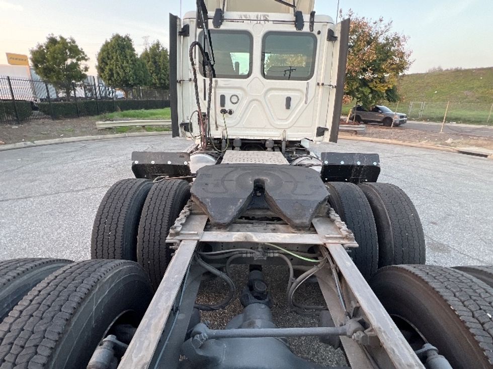 Day Cab Tractor-Heavy Duty Tractors-Freightliner-2018-T12664ST-Torrance-CA-364,172\n\t\tmiles-$ 44,750 - Image 6