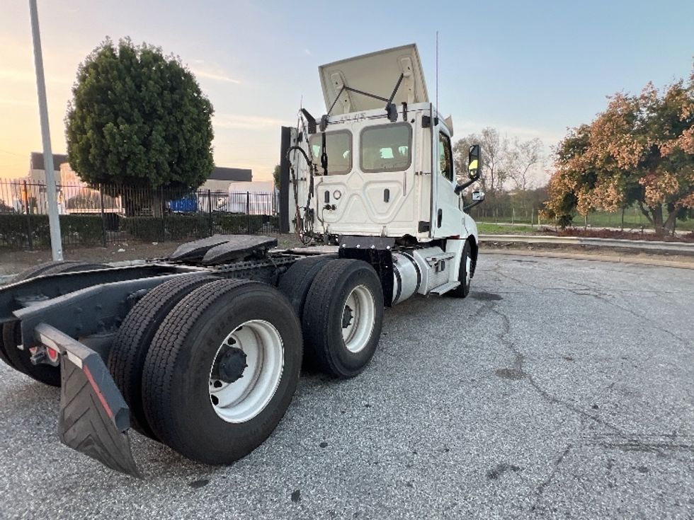 Day Cab Tractor-Heavy Duty Tractors-Freightliner-2018-T12664ST-Torrance-CA-364,172\n\t\tmiles-$ 44,750 - Image 7