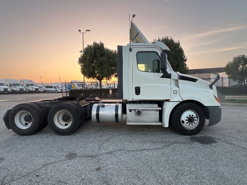 Day Cab Tractor-Heavy Duty Tractors-Freightliner-2018-T12664ST-Torrance-CA-364,172\n\t\tmiles-$ 44,750 - Image 8