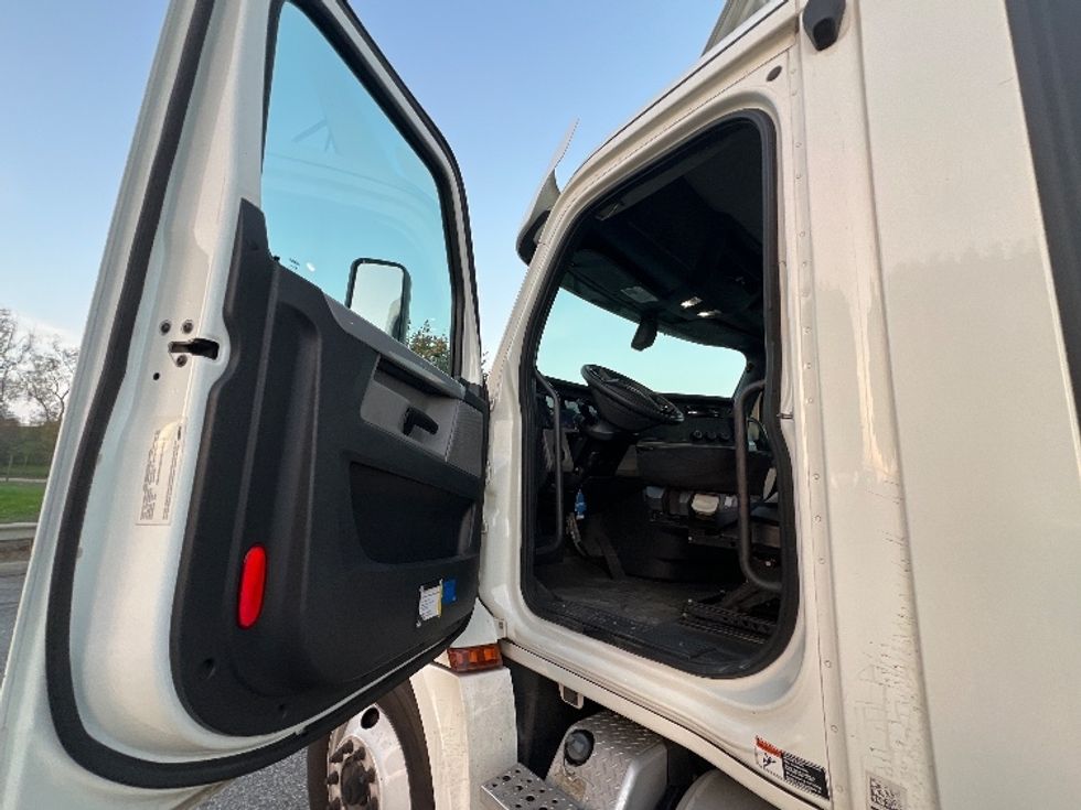 Day Cab Tractor-Heavy Duty Tractors-Freightliner-2018-T12664ST-Torrance-CA-364,172\n\t\tmiles-$ 44,750 - Image 9
