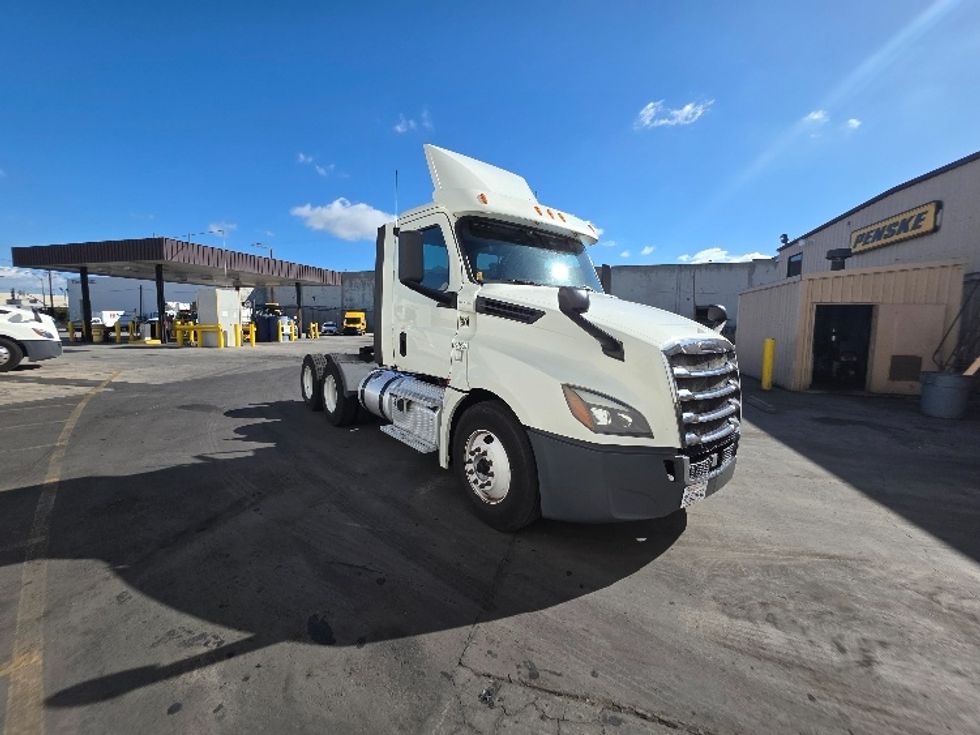 Day Cab Tractor-Heavy Duty Tractors-Freightliner-2018-T12664ST-Torrance-CA-375,407\n\t\tmiles-$ 44,000 - Image 1