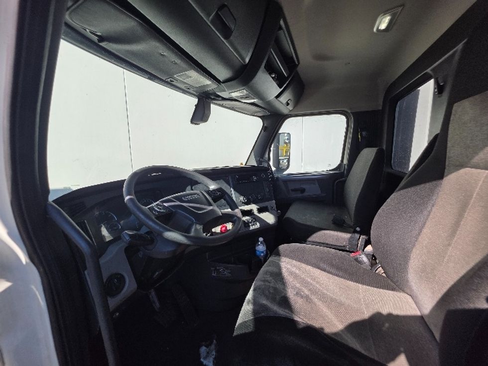Day Cab Tractor-Heavy Duty Tractors-Freightliner-2018-T12664ST-Torrance-CA-375,407\n\t\tmiles-$ 44,000 - Image 10