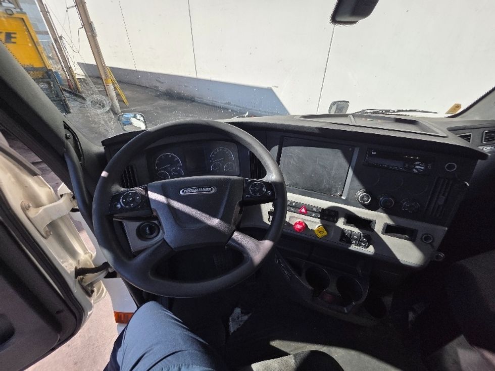 Day Cab Tractor-Heavy Duty Tractors-Freightliner-2018-T12664ST-Torrance-CA-375,407\n\t\tmiles-$ 44,000 - Image 11