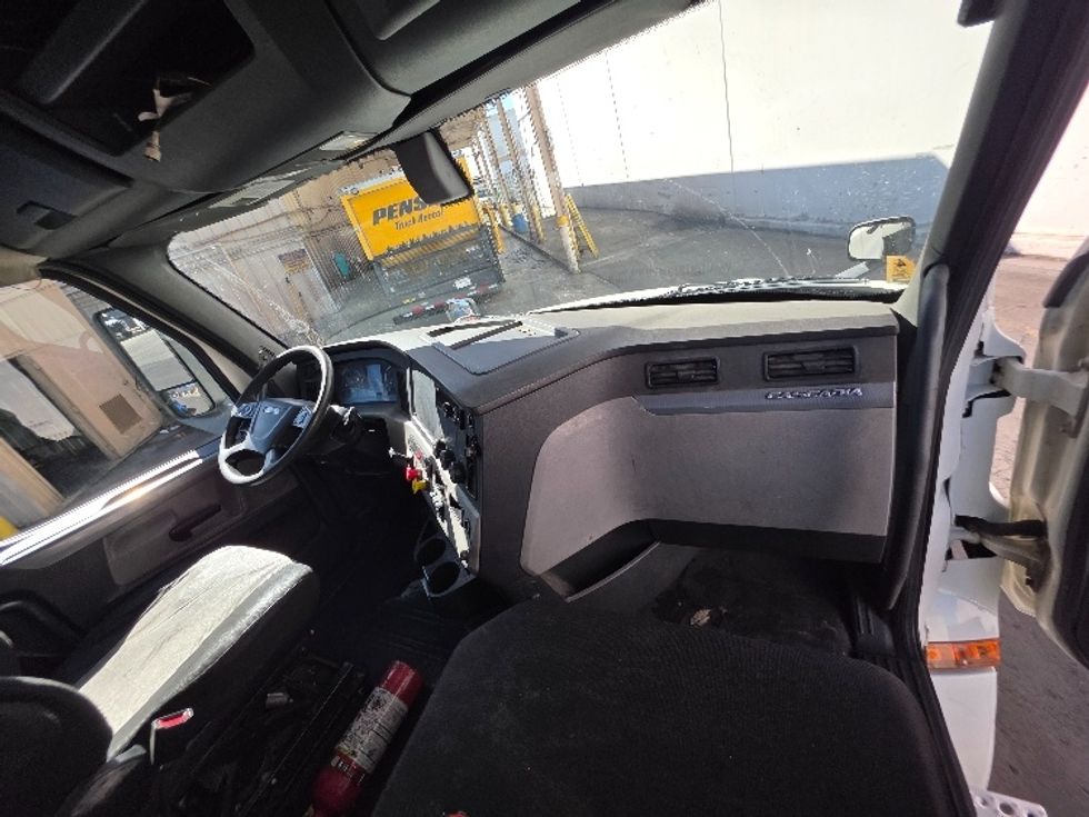 Day Cab Tractor-Heavy Duty Tractors-Freightliner-2018-T12664ST-Torrance-CA-375,407\n\t\tmiles-$ 44,000 - Image 13