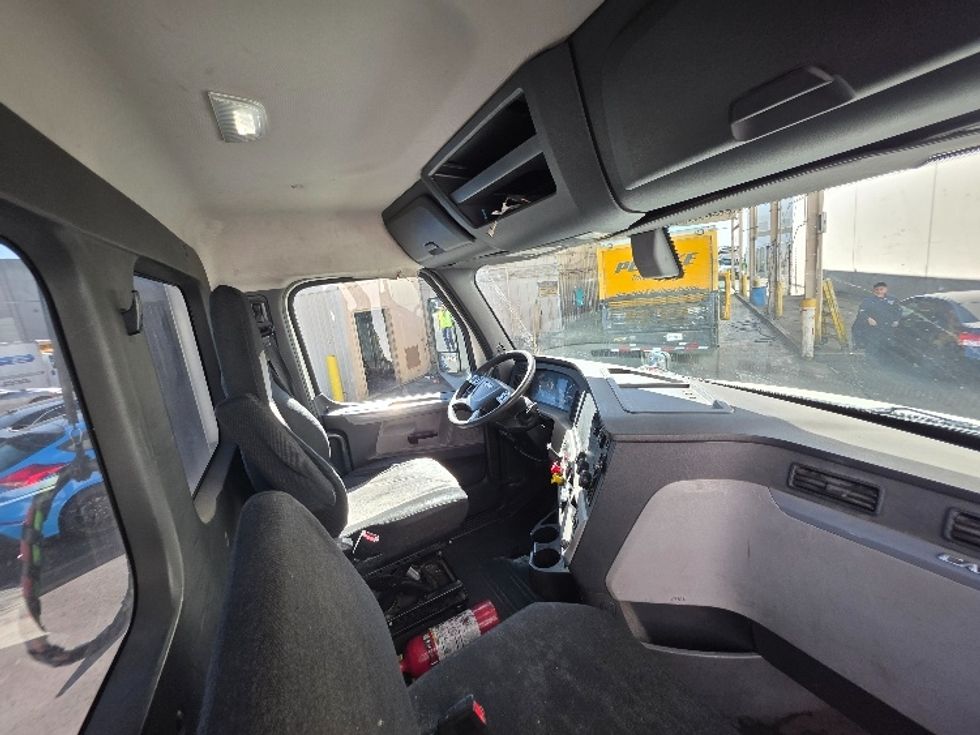 Day Cab Tractor-Heavy Duty Tractors-Freightliner-2018-T12664ST-Torrance-CA-375,407\n\t\tmiles-$ 44,000 - Image 14