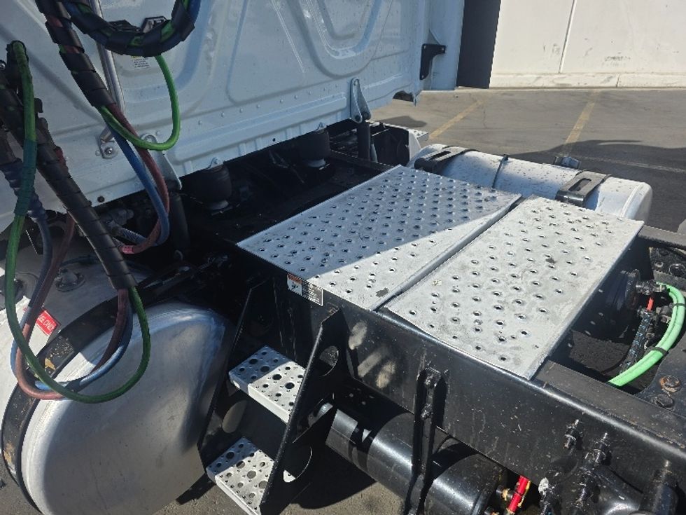 Day Cab Tractor-Heavy Duty Tractors-Freightliner-2018-T12664ST-Torrance-CA-375,407\n\t\tmiles-$ 44,000 - Image 17