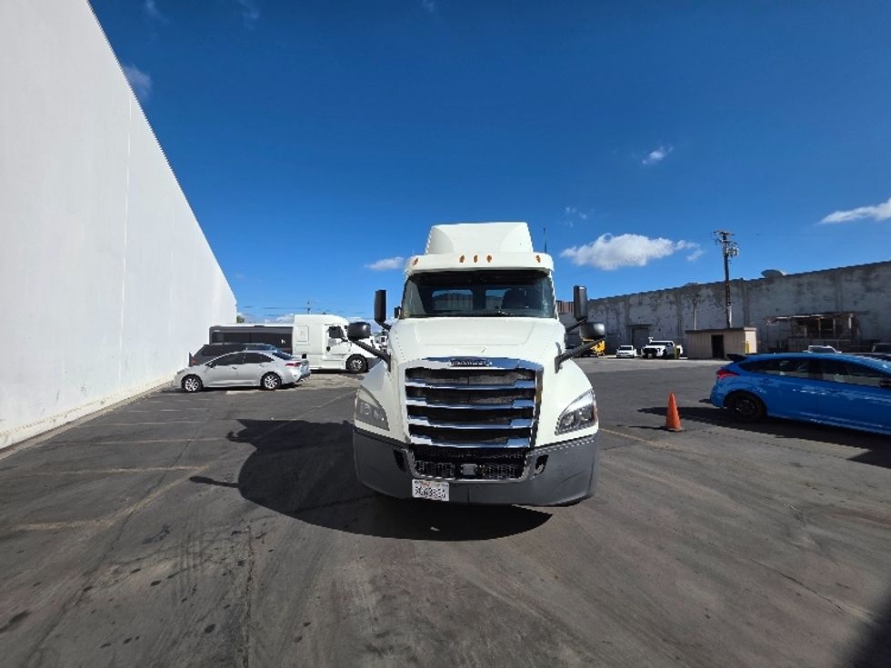 Day Cab Tractor-Heavy Duty Tractors-Freightliner-2018-T12664ST-Torrance-CA-375,407\n\t\tmiles-$ 44,000 - Image 2