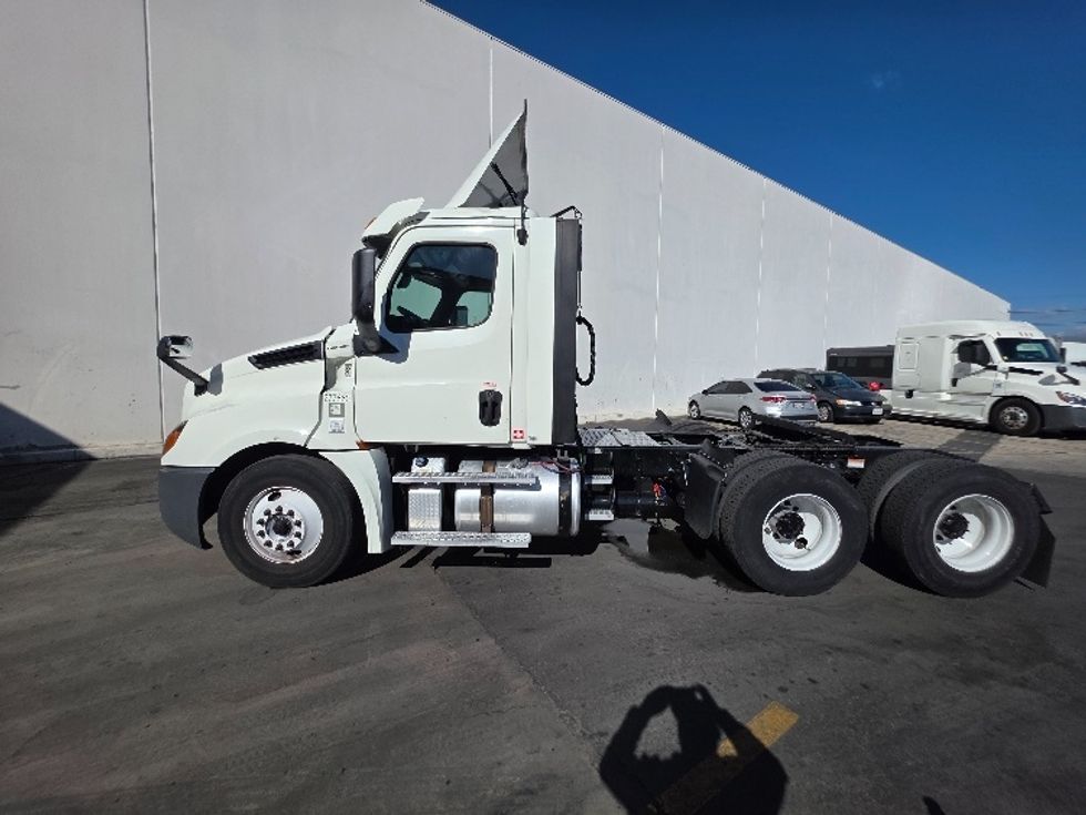 Day Cab Tractor-Heavy Duty Tractors-Freightliner-2018-T12664ST-Torrance-CA-375,407\n\t\tmiles-$ 44,000 - Image 4