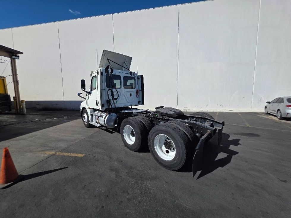 Day Cab Tractor-Heavy Duty Tractors-Freightliner-2018-T12664ST-Torrance-CA-375,407\n\t\tmiles-$ 44,000 - Image 5