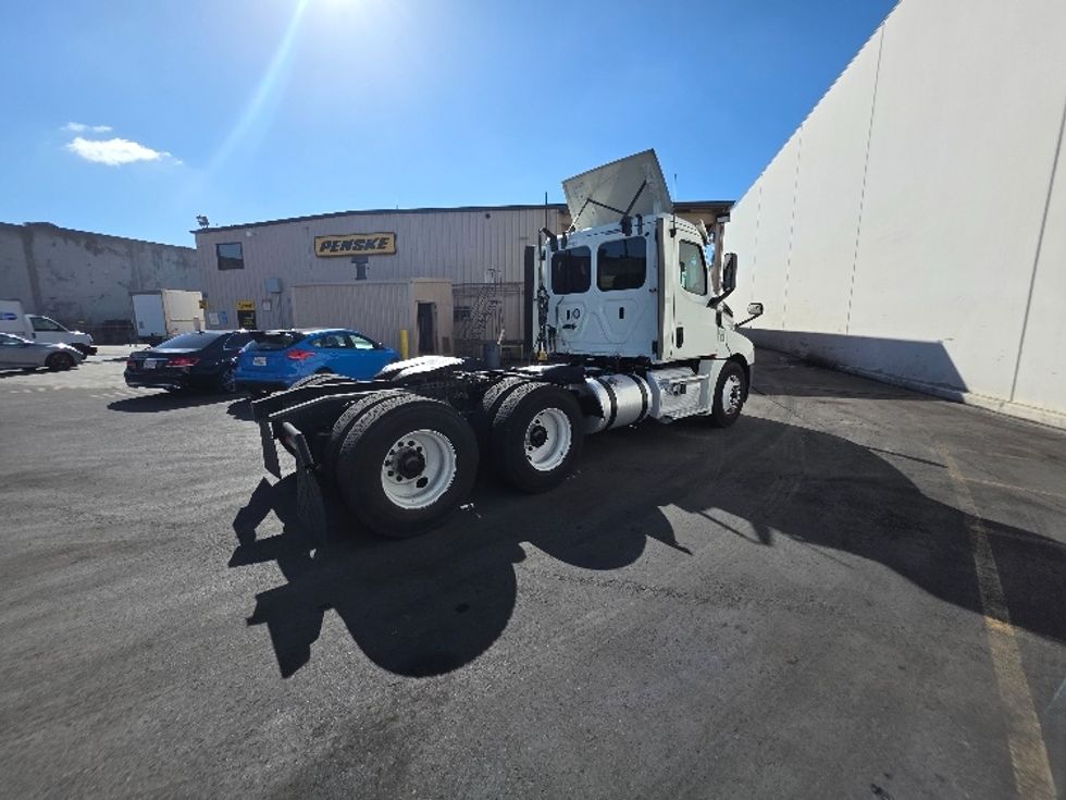 Day Cab Tractor-Heavy Duty Tractors-Freightliner-2018-T12664ST-Torrance-CA-375,407\n\t\tmiles-$ 44,000 - Image 7