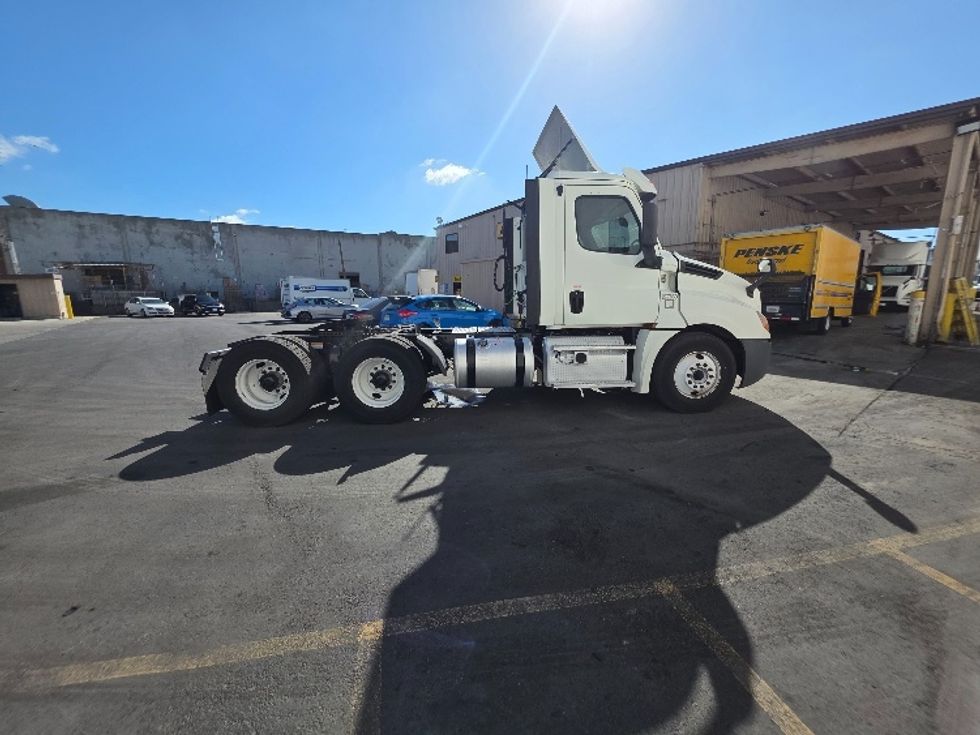 Day Cab Tractor-Heavy Duty Tractors-Freightliner-2018-T12664ST-Torrance-CA-375,407\n\t\tmiles-$ 44,000 - Image 8