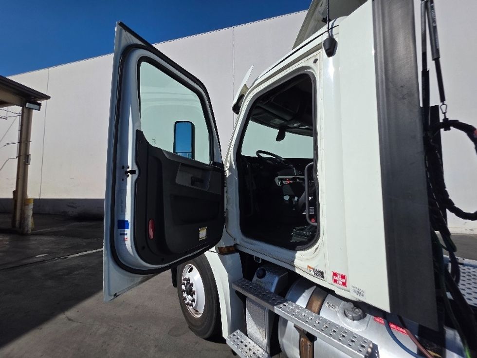 Day Cab Tractor-Heavy Duty Tractors-Freightliner-2018-T12664ST-Torrance-CA-375,407\n\t\tmiles-$ 44,000 - Image 9
