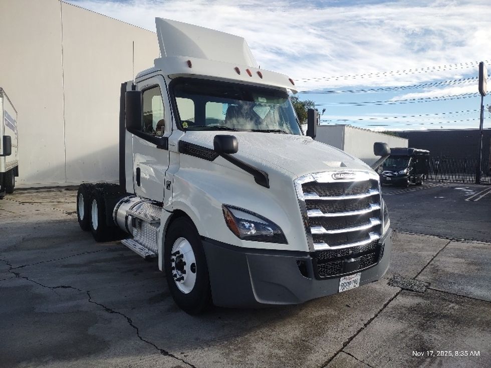 Day Cab Tractor-Heavy Duty Tractors-Freightliner-2018-T12664ST-Torrance-CA-381,091\n\t\tmiles-$ 43,750 - Image 1