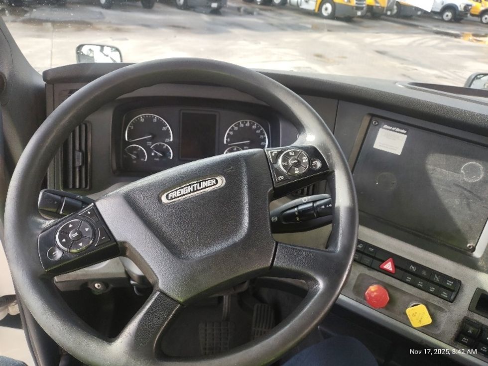 Day Cab Tractor-Heavy Duty Tractors-Freightliner-2018-T12664ST-Torrance-CA-381,091\n\t\tmiles-$ 43,750 - Image 11