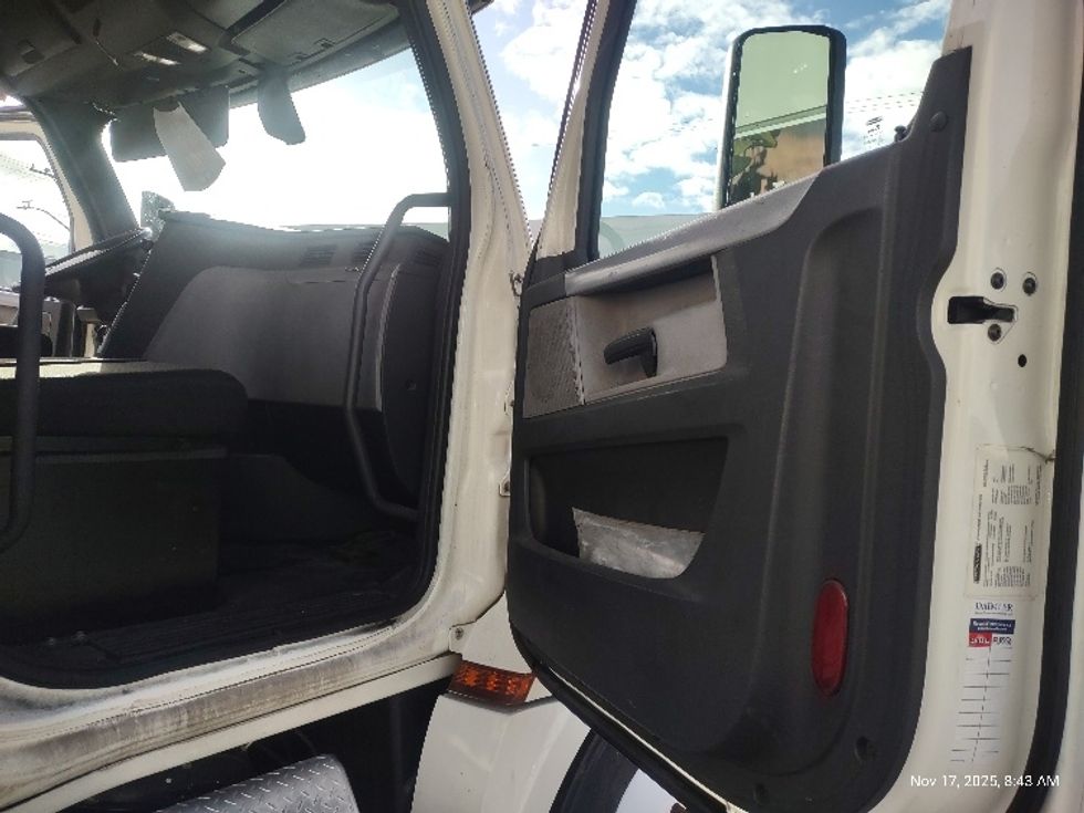 Day Cab Tractor-Heavy Duty Tractors-Freightliner-2018-T12664ST-Torrance-CA-381,091\n\t\tmiles-$ 43,750 - Image 12