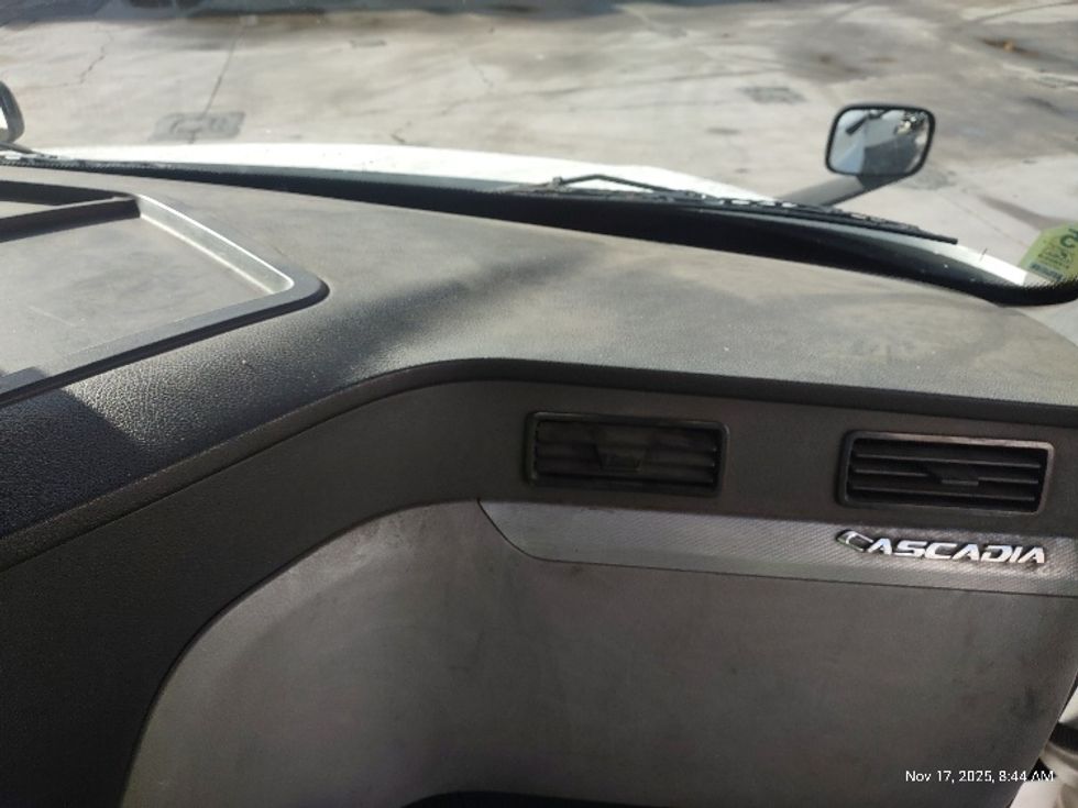 Day Cab Tractor-Heavy Duty Tractors-Freightliner-2018-T12664ST-Torrance-CA-381,091\n\t\tmiles-$ 43,750 - Image 13