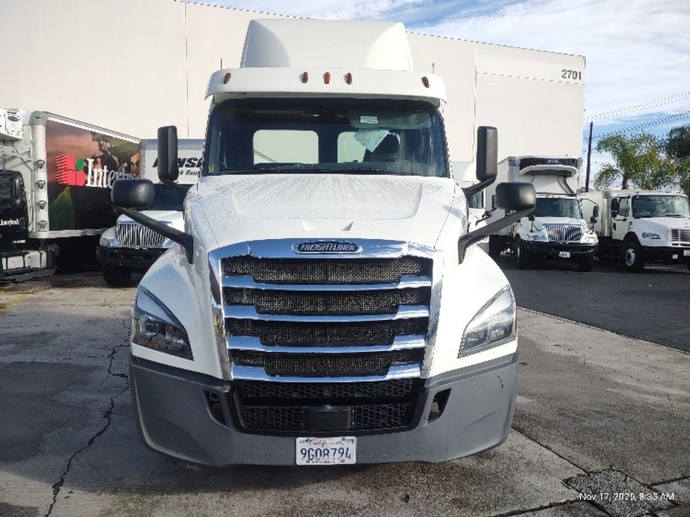 Day Cab Tractor-Heavy Duty Tractors-Freightliner-2018-T12664ST-Torrance-CA-381,091\n\t\tmiles-$ 43,750 - Image 2