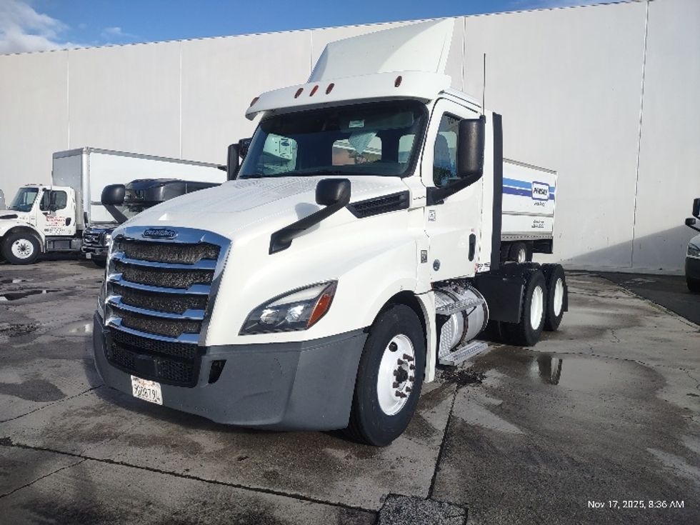 Day Cab Tractor-Heavy Duty Tractors-Freightliner-2018-T12664ST-Torrance-CA-381,091\n\t\tmiles-$ 43,750 - Image 3