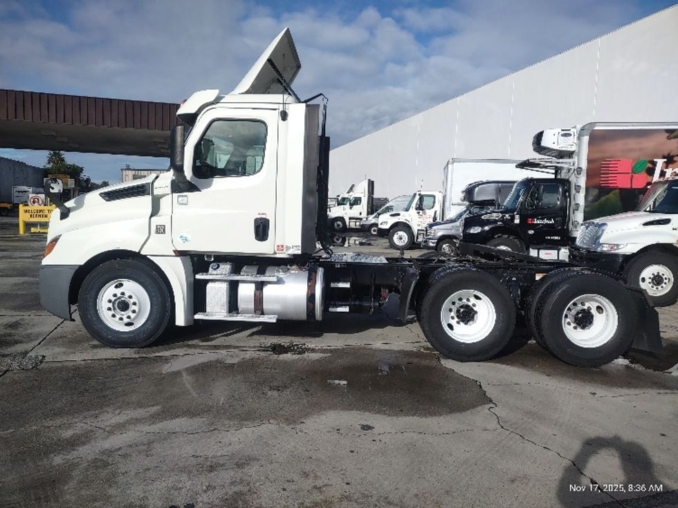 Day Cab Tractor-Heavy Duty Tractors-Freightliner-2018-T12664ST-Torrance-CA-381,091\n\t\tmiles-$ 43,750 - Image 4