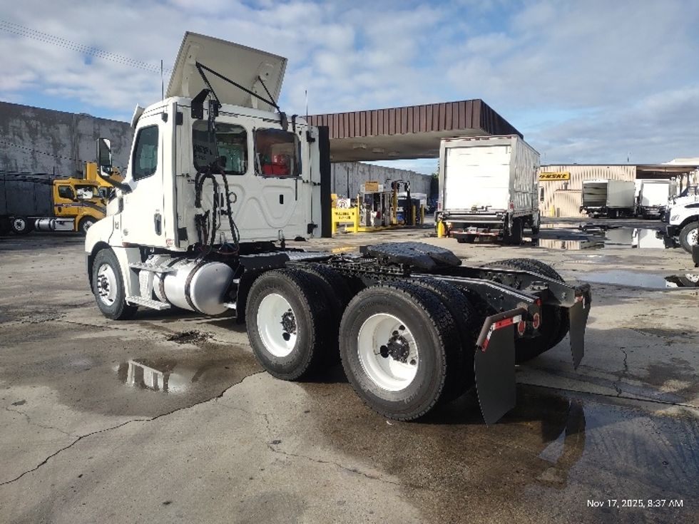 Day Cab Tractor-Heavy Duty Tractors-Freightliner-2018-T12664ST-Torrance-CA-381,091\n\t\tmiles-$ 43,750 - Image 5