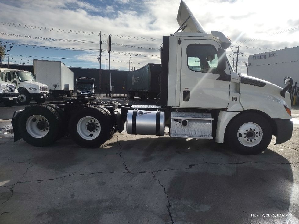 Day Cab Tractor-Heavy Duty Tractors-Freightliner-2018-T12664ST-Torrance-CA-381,091\n\t\tmiles-$ 43,750 - Image 8