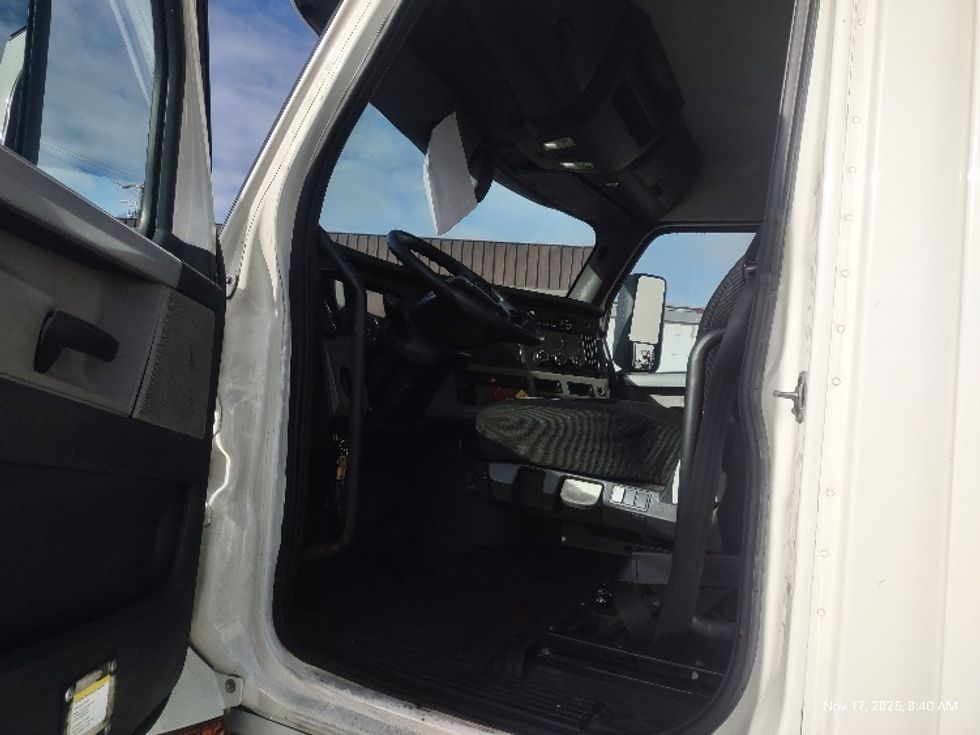 Day Cab Tractor-Heavy Duty Tractors-Freightliner-2018-T12664ST-Torrance-CA-381,091\n\t\tmiles-$ 43,750 - Image 9