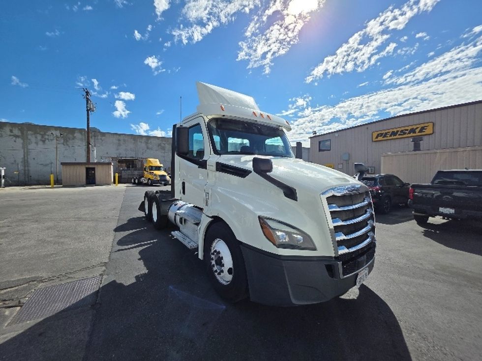 Day Cab Tractor-Heavy Duty Tractors-Freightliner-2018-T12664ST-Torrance-CA-395,675\n\t\tmiles-$ 43,000 - Image 1