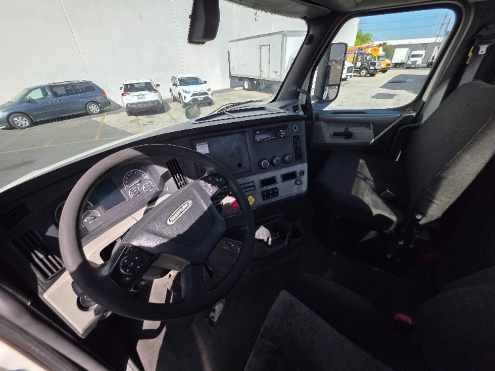 Day Cab Tractor-Heavy Duty Tractors-Freightliner-2018-T12664ST-Torrance-CA-395,675\n\t\tmiles-$ 43,000 - Image 10