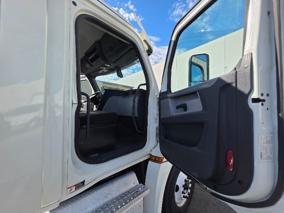 Day Cab Tractor-Heavy Duty Tractors-Freightliner-2018-T12664ST-Torrance-CA-395,675\n\t\tmiles-$ 43,000 - Image 12