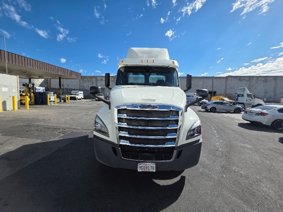 Day Cab Tractor-Heavy Duty Tractors-Freightliner-2018-T12664ST-Torrance-CA-395,675\n\t\tmiles-$ 43,000 - Image 2