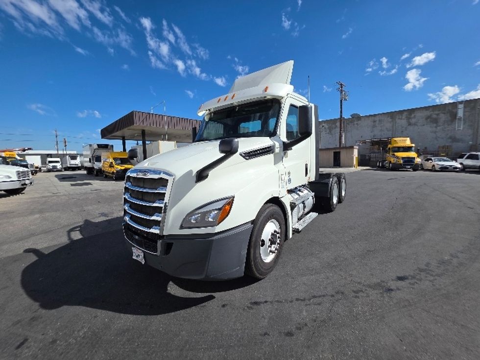 Day Cab Tractor-Heavy Duty Tractors-Freightliner-2018-T12664ST-Torrance-CA-395,675\n\t\tmiles-$ 43,000 - Image 3
