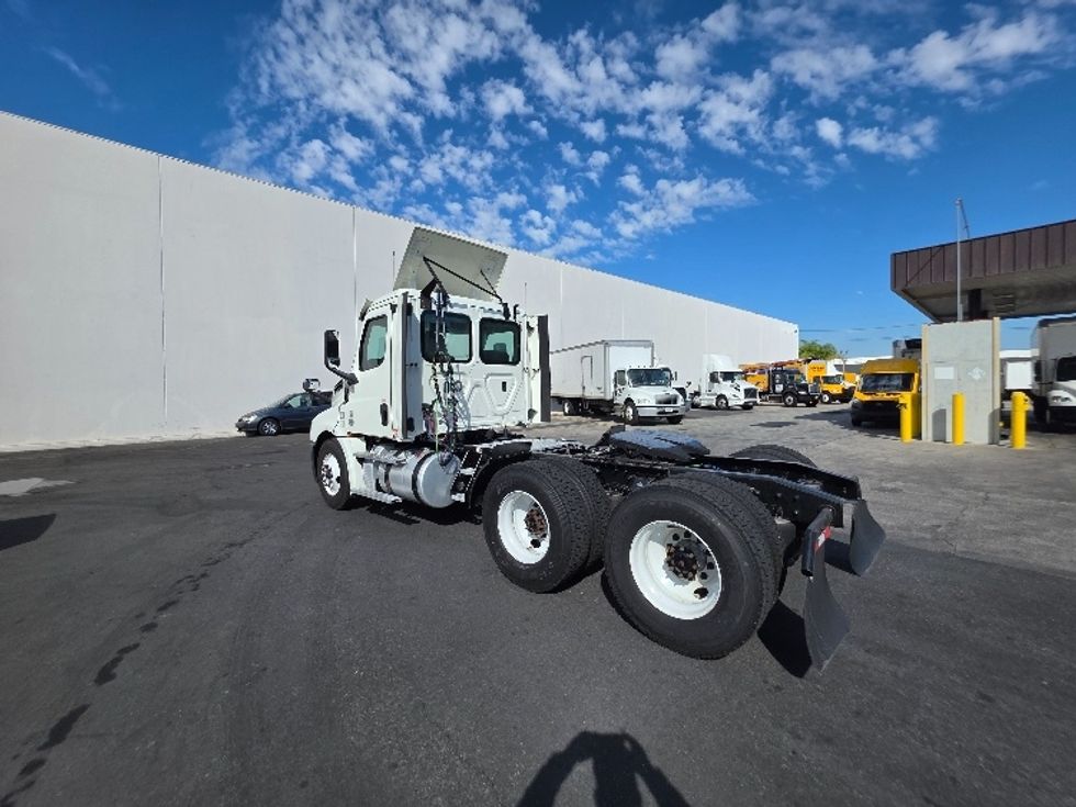 Day Cab Tractor-Heavy Duty Tractors-Freightliner-2018-T12664ST-Torrance-CA-395,675\n\t\tmiles-$ 43,000 - Image 5