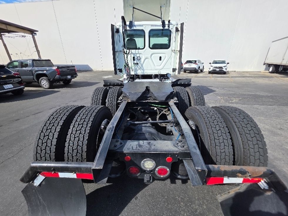 Day Cab Tractor-Heavy Duty Tractors-Freightliner-2018-T12664ST-Torrance-CA-395,675\n\t\tmiles-$ 43,000 - Image 6