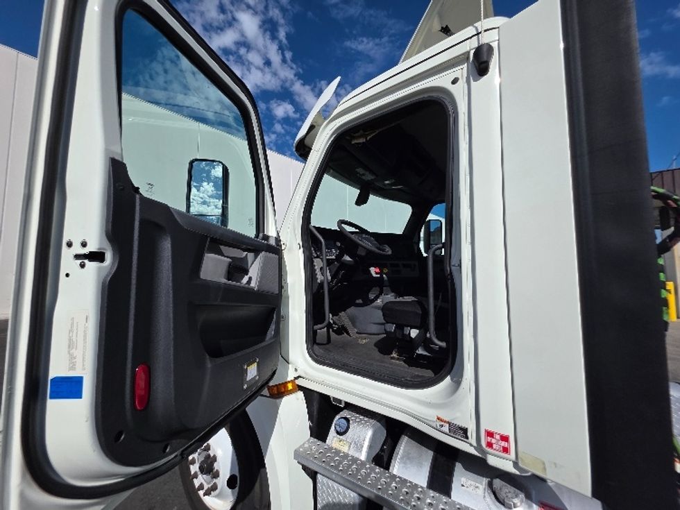 Day Cab Tractor-Heavy Duty Tractors-Freightliner-2018-T12664ST-Torrance-CA-395,675\n\t\tmiles-$ 43,000 - Image 9