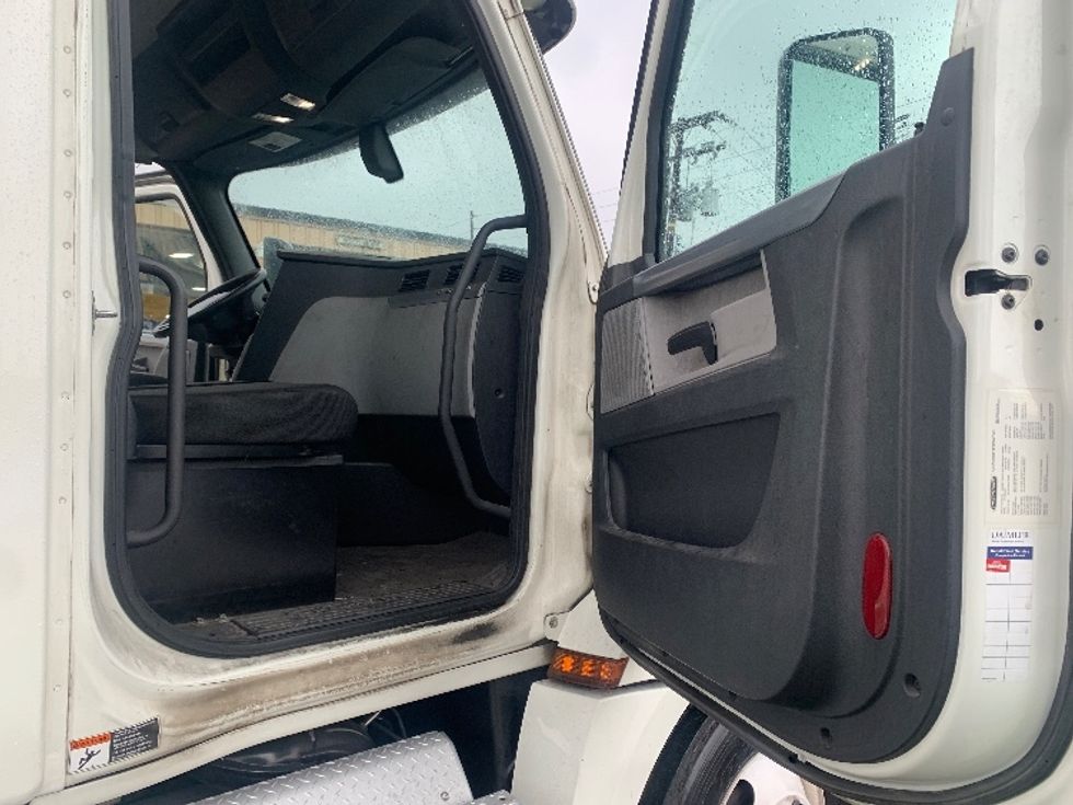 Day Cab Tractor-Heavy Duty Tractors-Freightliner-2018-T12664ST-Torrance-CA-406,971\n\t\tmiles-$ 41,750 - Image 12