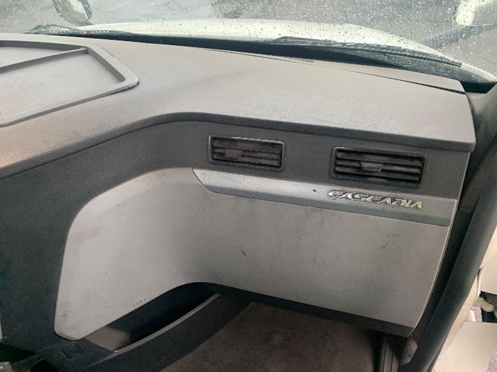 Day Cab Tractor-Heavy Duty Tractors-Freightliner-2018-T12664ST-Torrance-CA-406,971\n\t\tmiles-$ 41,750 - Image 13