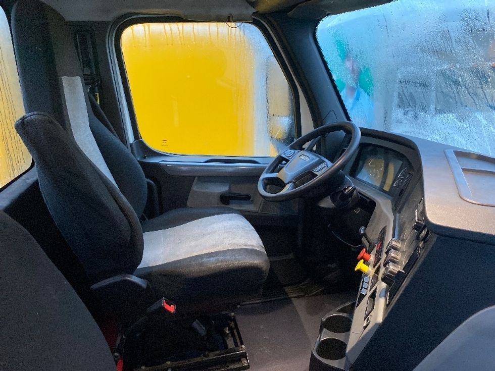 Day Cab Tractor-Heavy Duty Tractors-Freightliner-2018-T12664ST-Torrance-CA-406,971\n\t\tmiles-$ 41,750 - Image 14