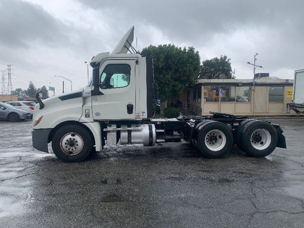 Day Cab Tractor-Heavy Duty Tractors-Freightliner-2018-T12664ST-Torrance-CA-406,971\n\t\tmiles-$ 41,750 - Image 4