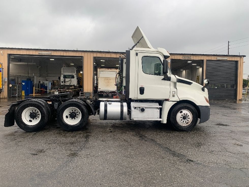 Day Cab Tractor-Heavy Duty Tractors-Freightliner-2018-T12664ST-Torrance-CA-406,971\n\t\tmiles-$ 41,750 - Image 8