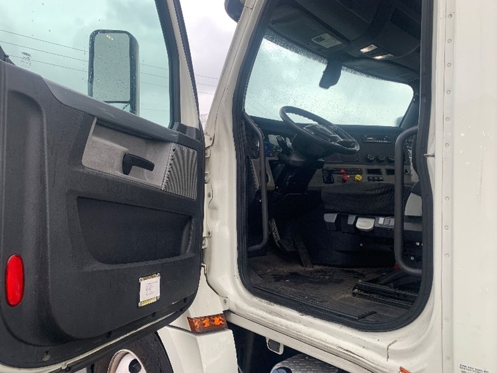 Day Cab Tractor-Heavy Duty Tractors-Freightliner-2018-T12664ST-Torrance-CA-406,971\n\t\tmiles-$ 41,750 - Image 9