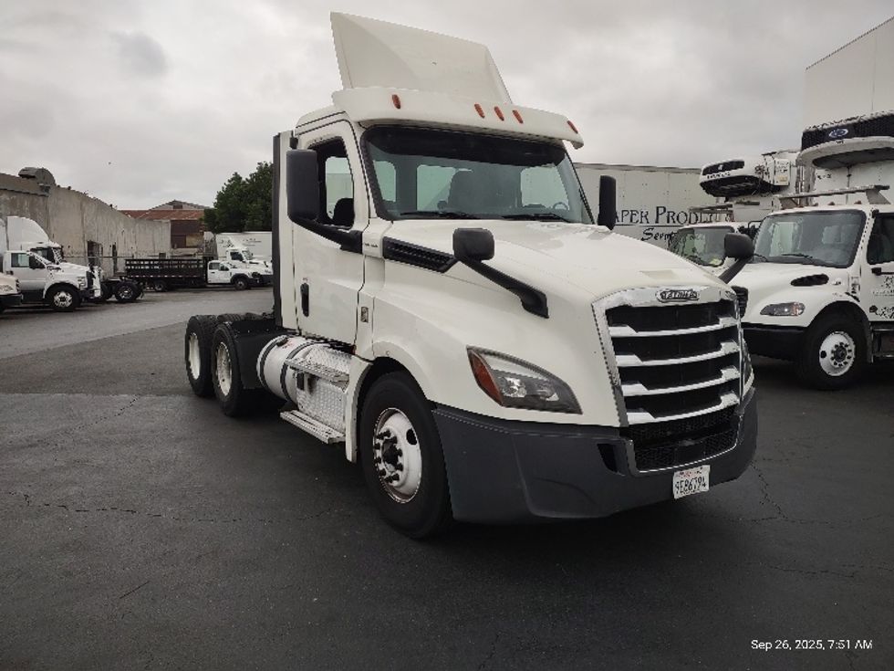 Day Cab Tractor-Heavy Duty Tractors-Freightliner-2018-T12664ST-Torrance-CA-443,874\n\t\tmiles-$ 40,750 - Image 1